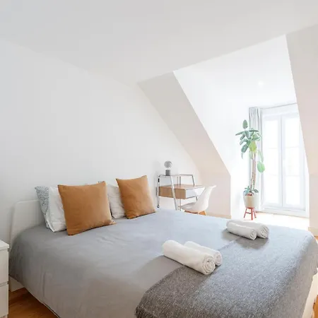 In Cozy In Chiado In Shared House ליסבון