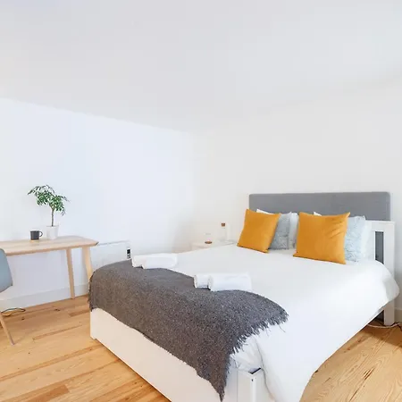 Guest house In Cozy In Chiado In Shared House Lisbon